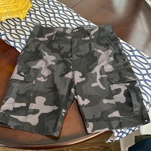 Men’s Billabong cargo shorts in black camouflage size 30.